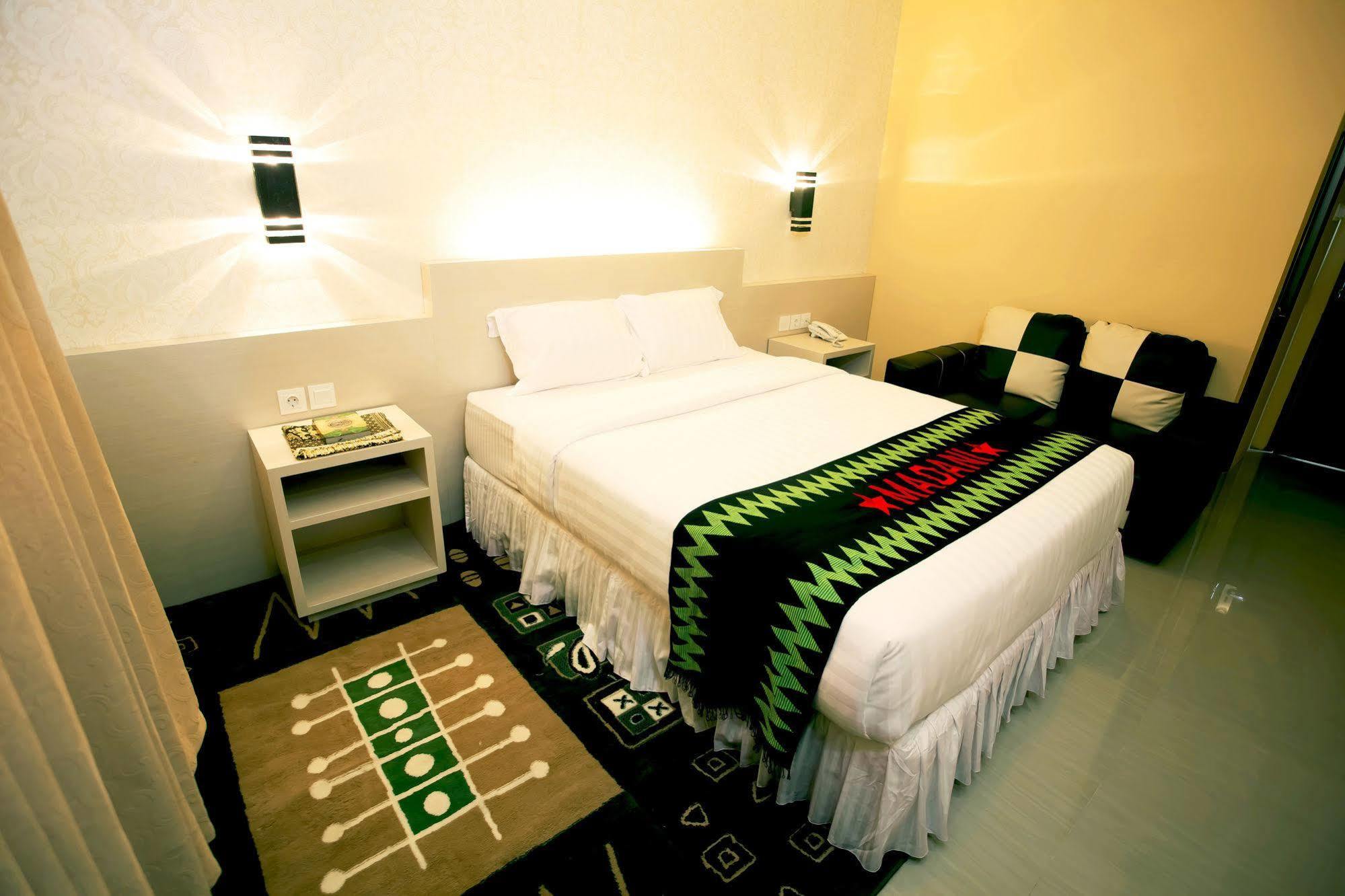 Grand Madani Hotel Mataram Exterior photo